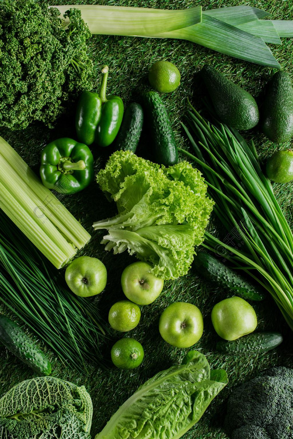 成熟的开胃绿色蔬菜在草, 健康饮食概念的顶部看法